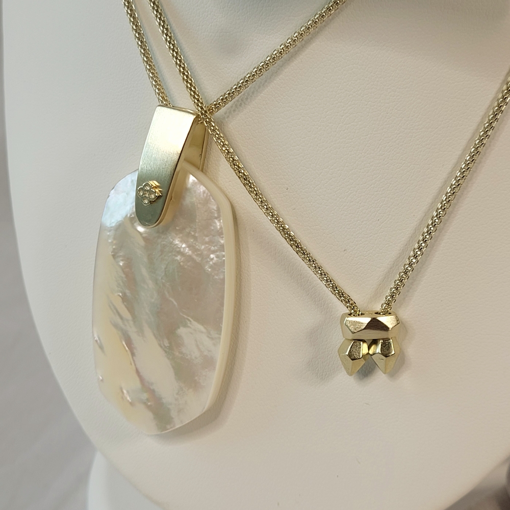 Kendra Scott Gold and White Oval Pendant Necklace - Picture 4 of 8